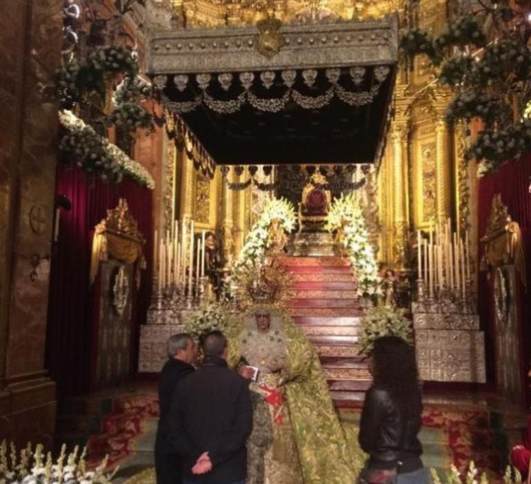 La Virgen de la Esperanza, dispuesta en su besamanos bajo el antiguo palio de plata de Isaura