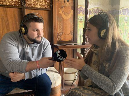 Moment de l&#039;entrevista amb la directora de la Casa Navàs, Sílvia Sagalà, al segon pis de l&#039;edifici modernista.