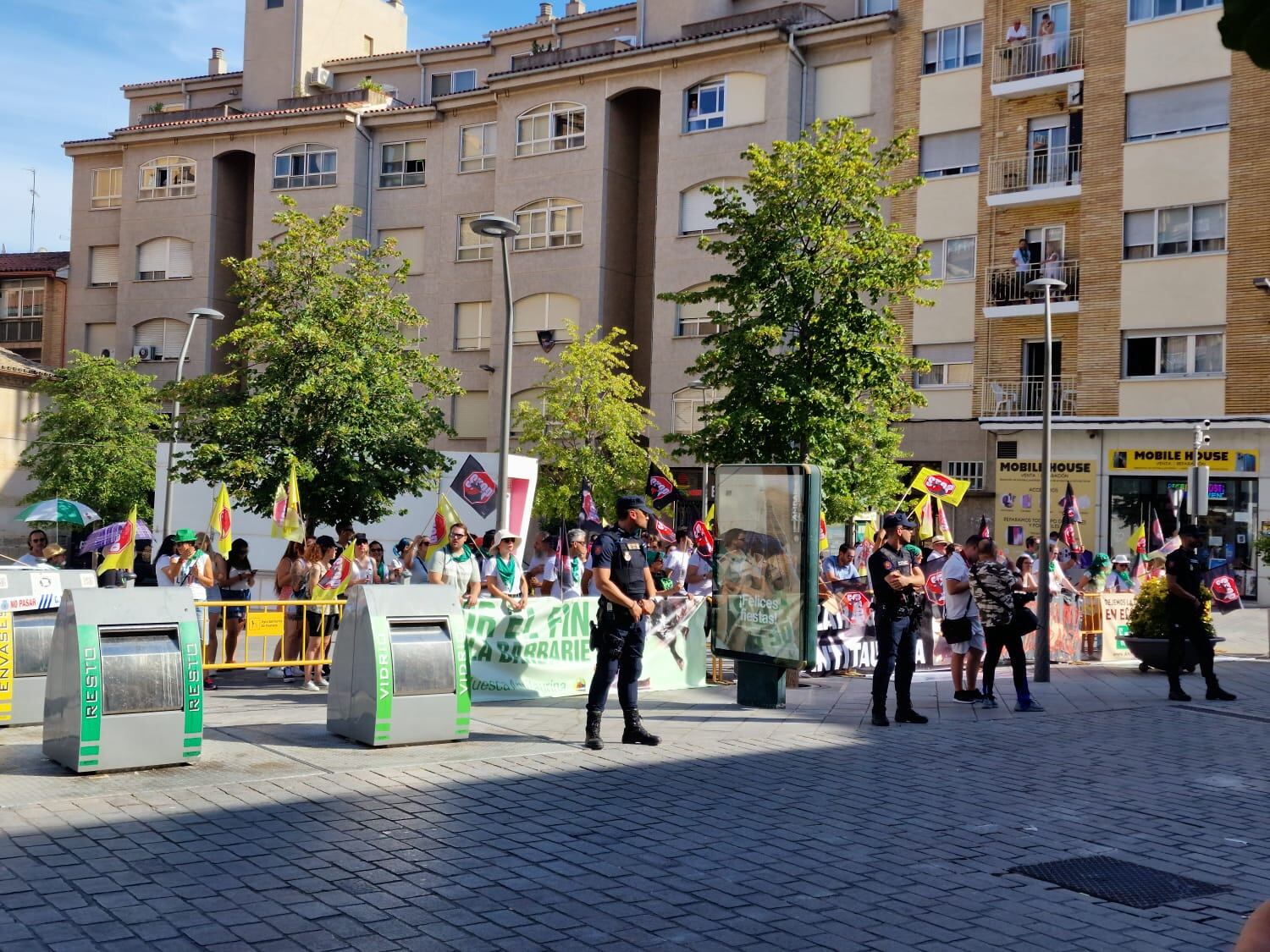 Los antinaturinos se concentraron en las inmediaciones de la plaza de toros de Huesca