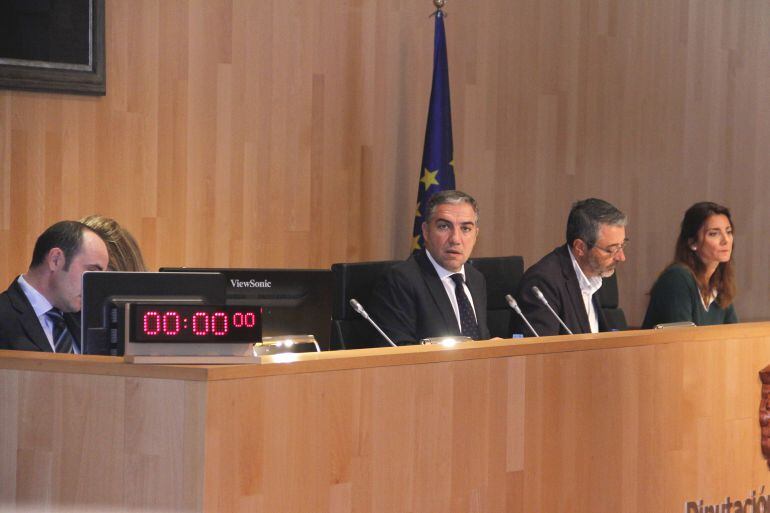 El presidente de la Diputación, Elías Bendodo, durante la sesión de este martes