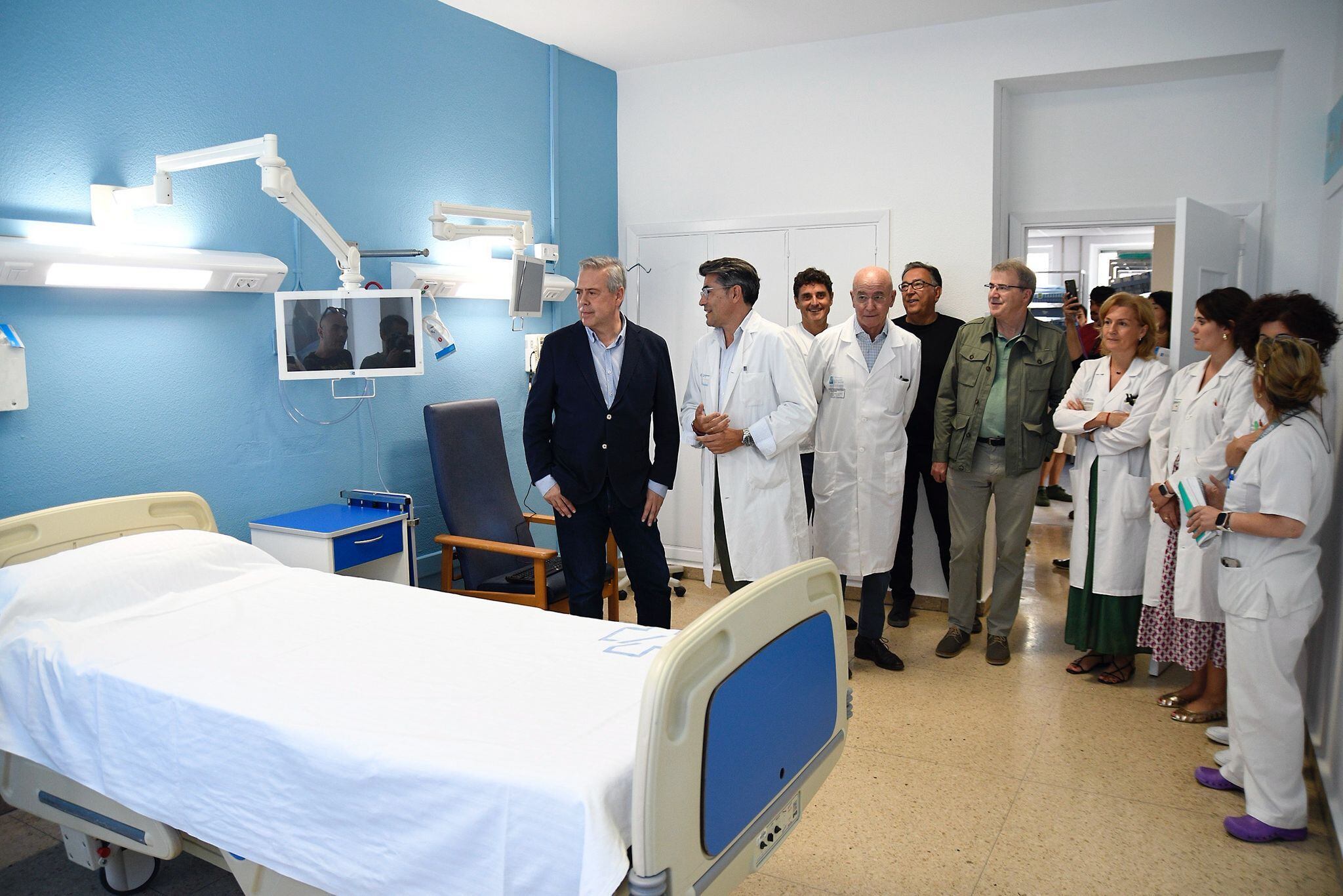 En la imagen el conselleiro de Sanidade, Antonio Gómez Caamaño, acompañado de profesionales sanitarios y otras autoridades