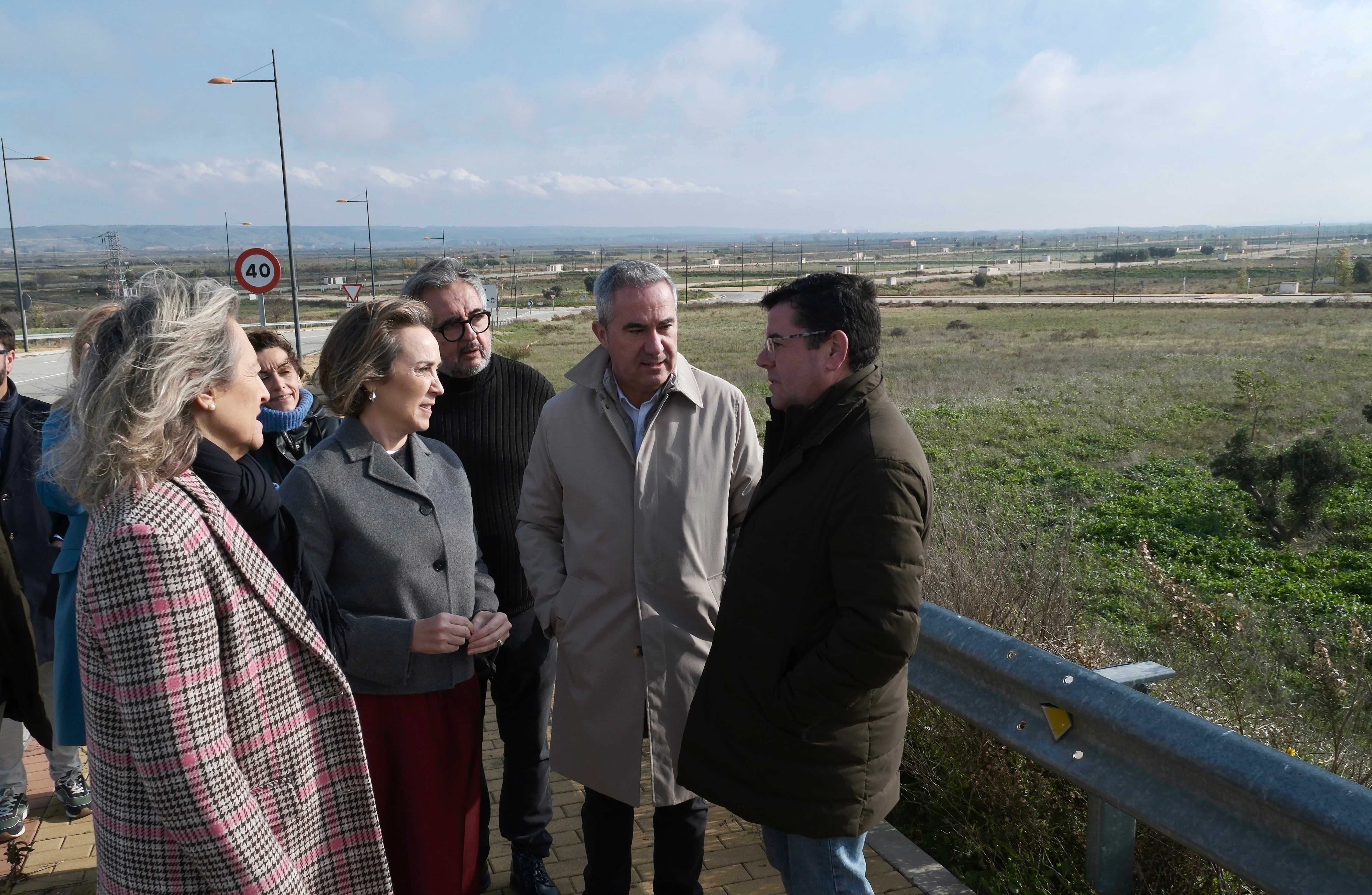 CALAHORRA (LA RIOJA), 24/11/2024.- Cuca Gamarra en Calahorra con la alcaldesa de Calahorra, Monica Arceiz (i) y el consejero de hacienda del Gobiernos de La Rioja , Alfonso Domínguez que han visitado el estado del polígono El Recuenco, donde va invertir el Gobierno de La Rioja para ponerlo en funcionamiento. EFE/Fernando Díaz
