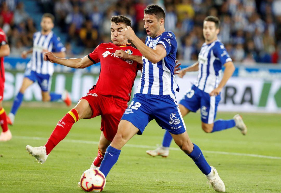 Jonathan Calleri pelea por un balón con Francisco Portillo.