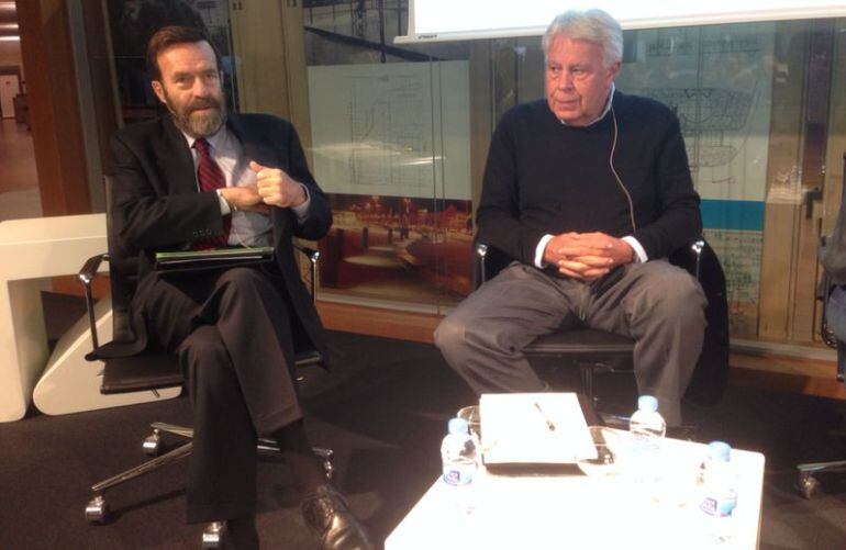 Guillermo de la Dehesa, junto al expresidente Felipe González en el foro de debate organizado por la Cadena SER