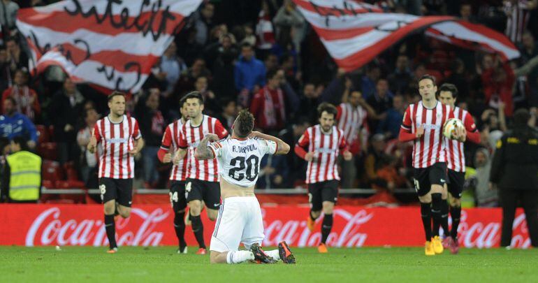 De Paul, del Valencia, lamenta el gol del Athletic en el descuento.