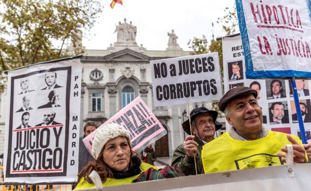 Manifesantes frente al Supremo