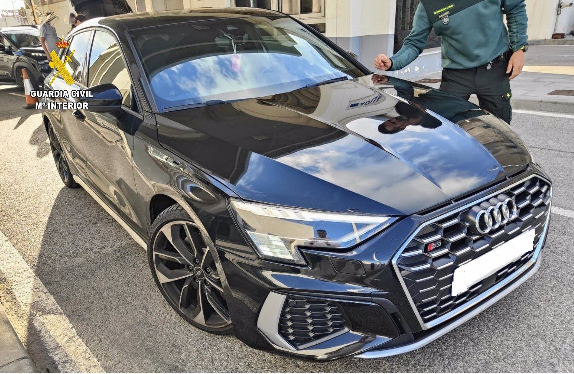 Uno de los vehículos robados recuperados en el puerto de Tarifa