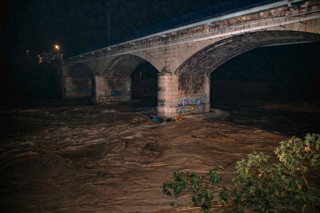 El río Serpis a su paso por Gandia en la noche del lunes 20 de enero