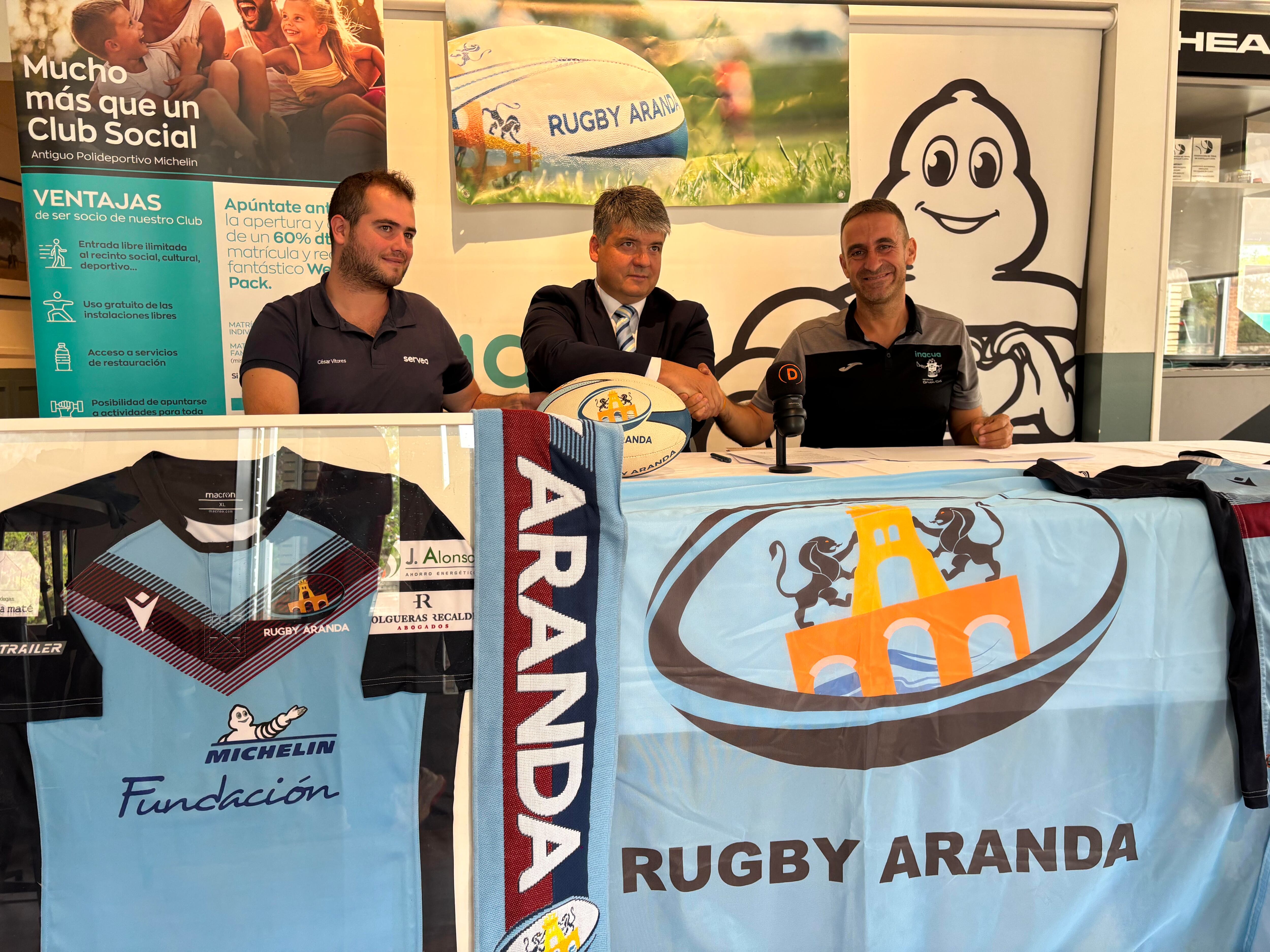 Imagen de la firma del acuerdo entre Inacua y Rugby Aranda