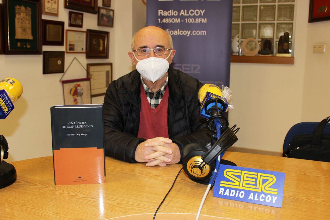 Paco Blay, junto al libro de Lluís Vives, en el estudio de Radio Alcoy