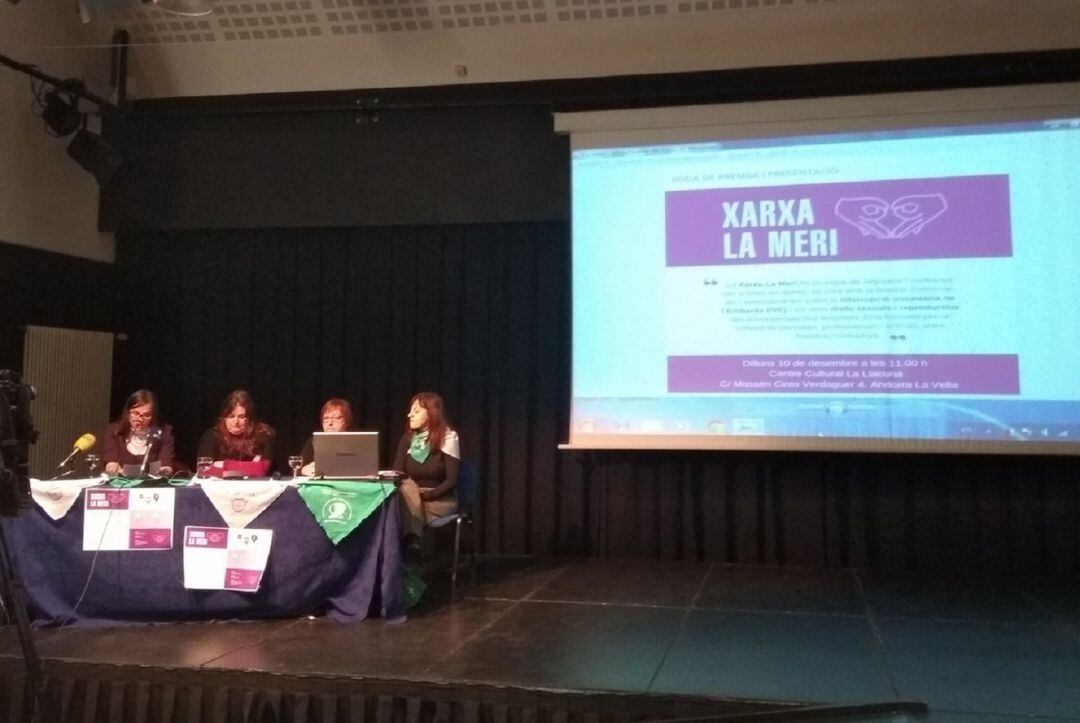 Integrants dels col·lectius feministes d'Andorra i Catalunya presentant la Xarxa Meri de suport a les dones que vulguin informació i assessorament sobre els seus drets sexuals i reproductius.