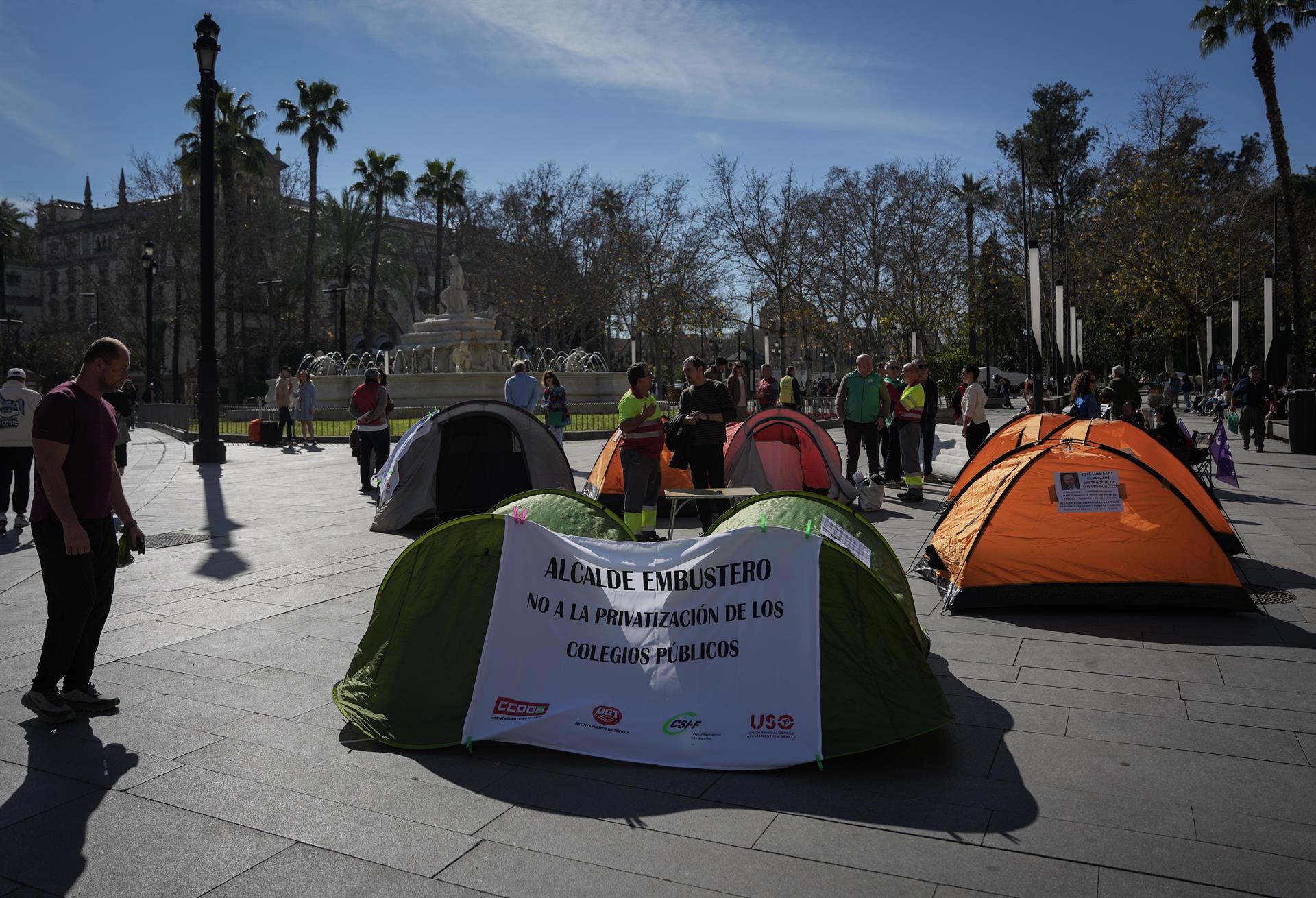 Archivo - Imagen de participantes en la acampada convocada por el Comité de Empresa del Ayuntamiento de Sevilla en protesta contra la privatización del servicio.- María José López - Europa Press - Archivo