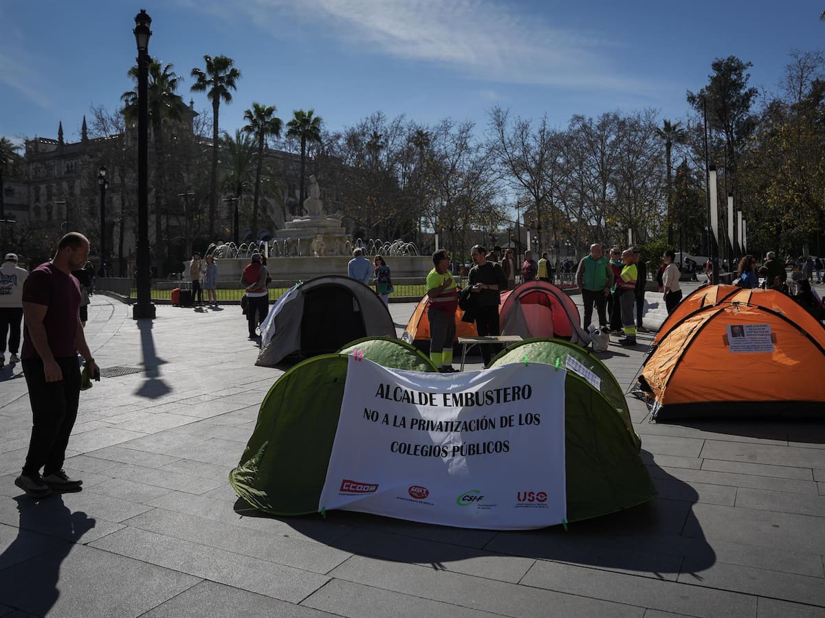 La plantilla de limpieza respalda el pacto con el Ayuntamiento y frena el conflicto por la "privatización"