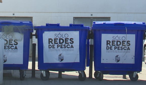 Contenedores azules instalados en el Puerto de Gandia donde se depositan las redes de pesca para su reciclaje.