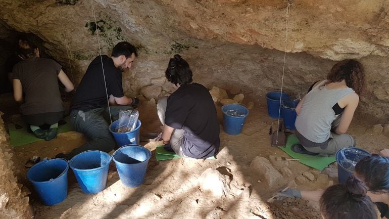 Estudiantes de arqueología trabajan en el yacimiento del Abrigo del Molino para encontrar más vestigios de los Neandertales en Segovia