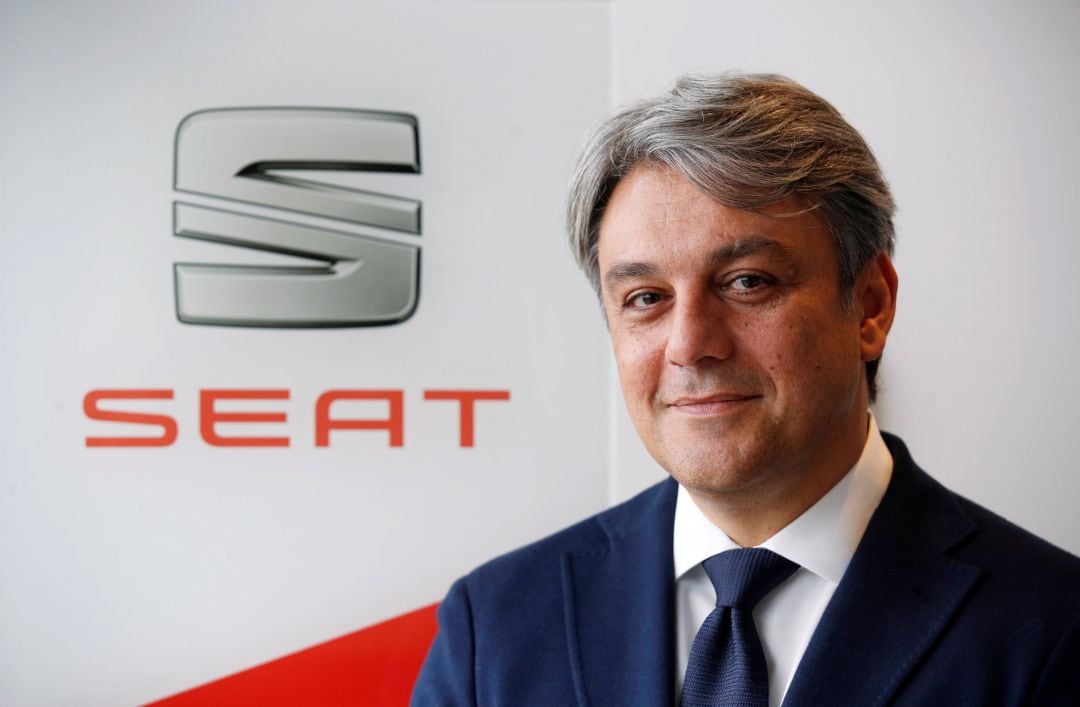 Luca de Meo, posa con el logo de Seat