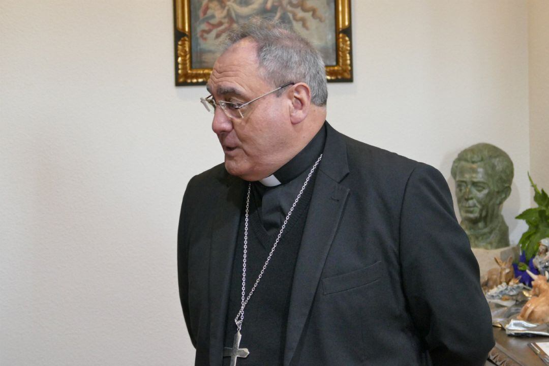 El obispo de Ávila, José María Gil Tamayo, ante los periodistas