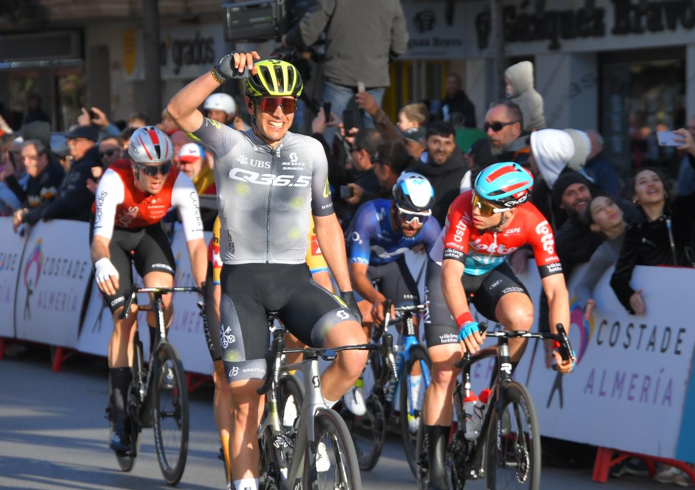 Matteo Moschetti voló en el Roquetas de Mar para ganar la Clásica.