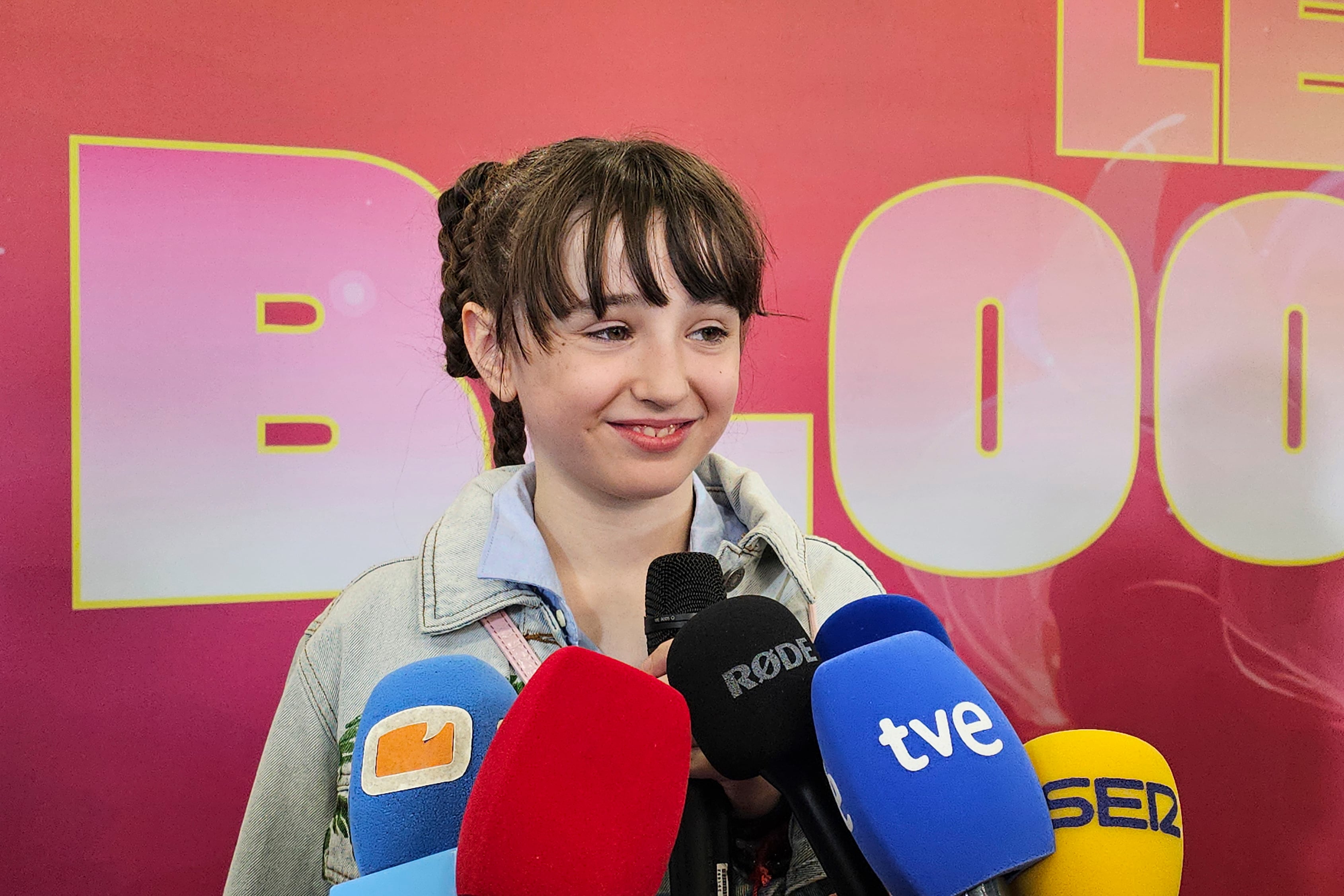 La representante española Chloe DelaRosa ofrece declaraciones en Eurovisión Junior 2024 este sábado en la Caja Mágica de Madrid