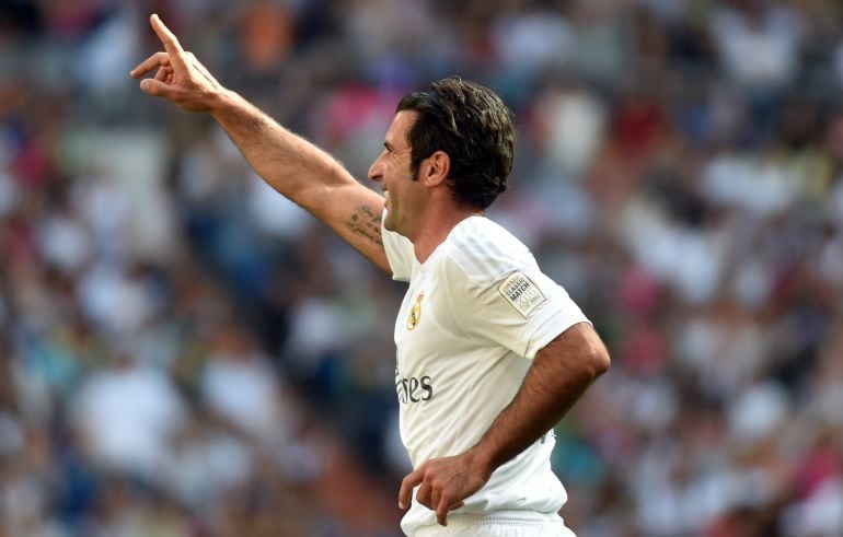 Figo celebra un gol con el Real Madrid en un partido benéfico