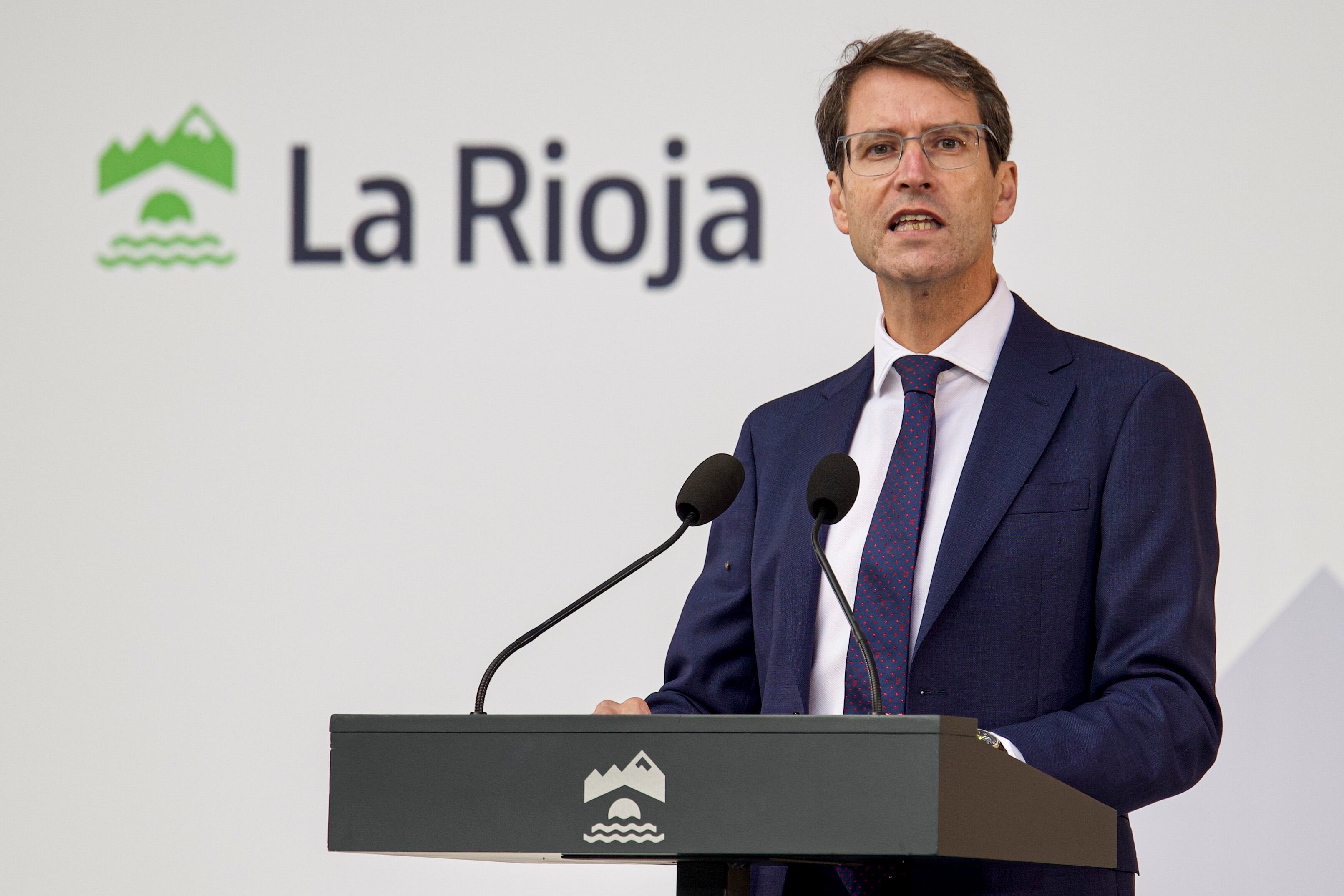 SAN MILLÁN DE LA COGOLLA (LA RIOJA) 30/06/2023.- El popular Gonzalo Capellán durante su discurso, en la toma de posesión como noveno presidente del Gobierno de La Rioja, este viernes en el Monasterio de San Millán de la Cogolla, donde se firmó el Estatuto de Autonomía de esta comunidad. EFE/Raquel Manzanares