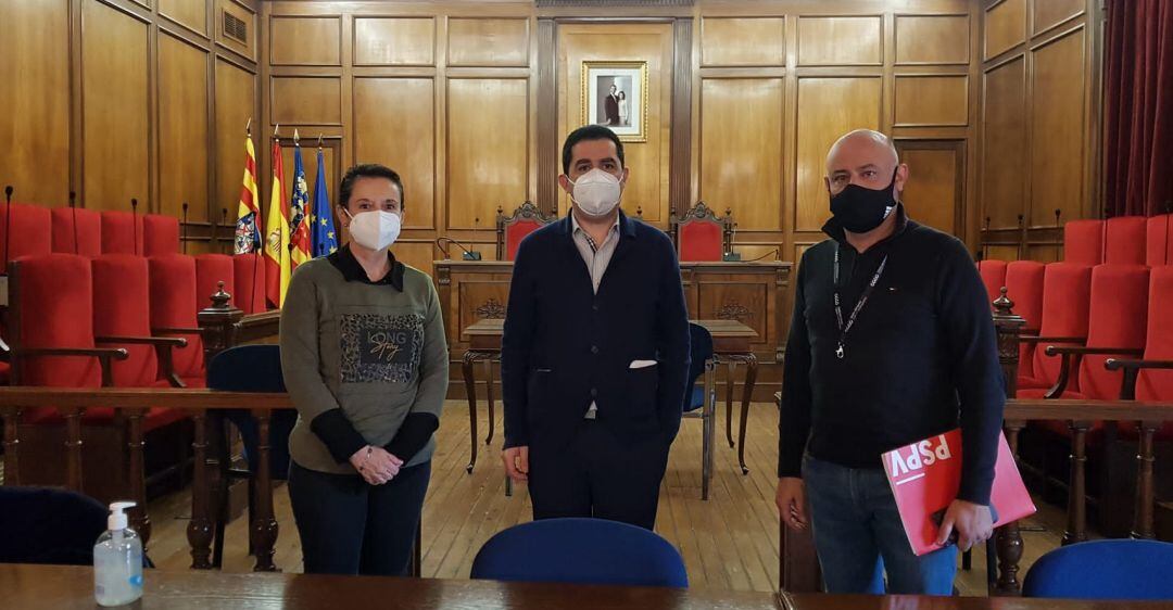 Toñi Serna, diputada autonómica del PSOE; Antonio Francés, alcalde de Alcoy y diputado provincial del PSOE y Rafael Briet, secretario general del PSPV-PSOE de la Muntanya tras la presentación de los presupuestos autonómicos para la provincia y la comarca.