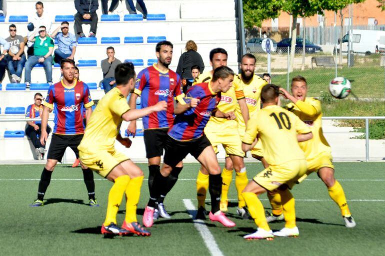 Carlitos remata rodeado de contrarios