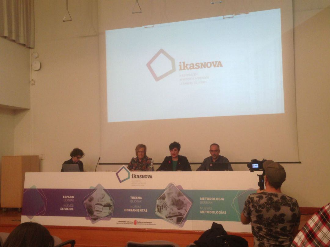 La Directora general de Universidades y Recursos Educativos, Nekane Oroz, la consejera de Educación, María Solana y Roberto Pérez, el director de Educacion, en la presentación de IKASNOVA