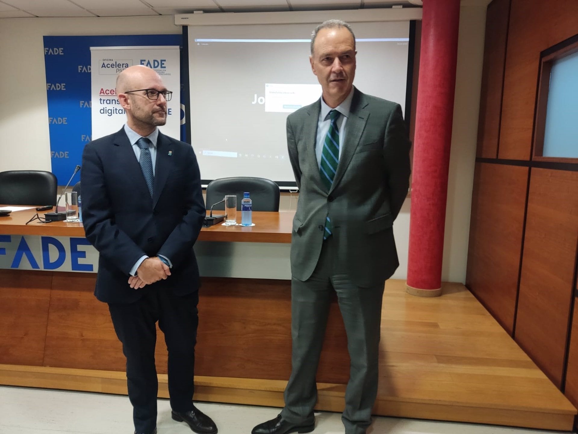 González (a la derecha) en la presentación de la nueva oficina de apoyo a la pyme, junto al director general de Innovación del Principado, Iván Aitor Lucas.