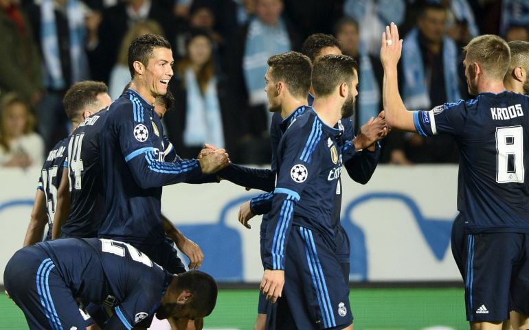 Cristiano Ronaldo es felicitado por sus compañeros tras anotar el primer gol ante el Malmö.