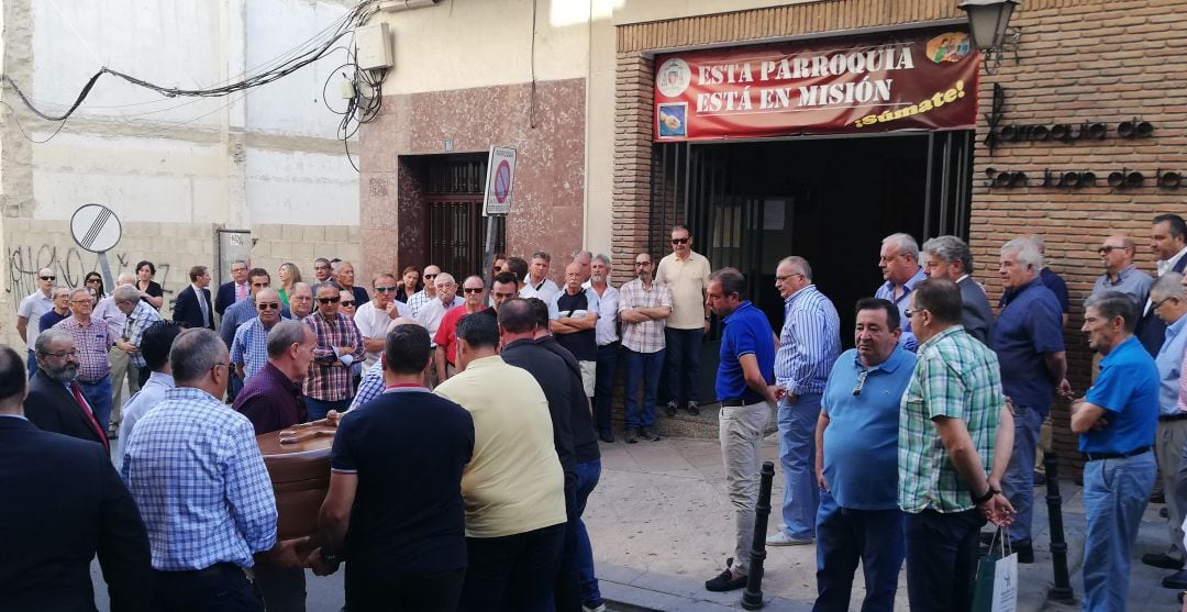 Amigos y familiares de Alfonso Sánchez Herrera trasladan su cuerpo al interior de la Parroquia San Juan de la Cruz de la capital.