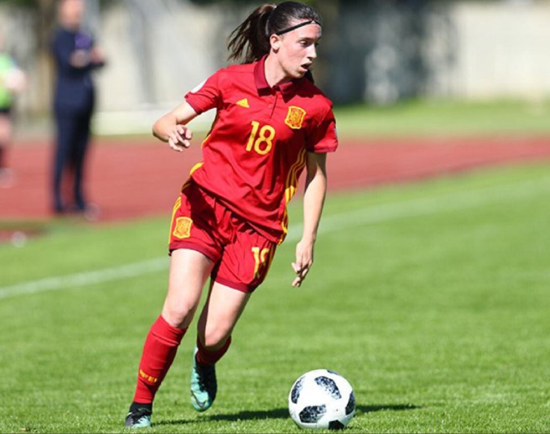 Eva Navarro conduciendo el balón