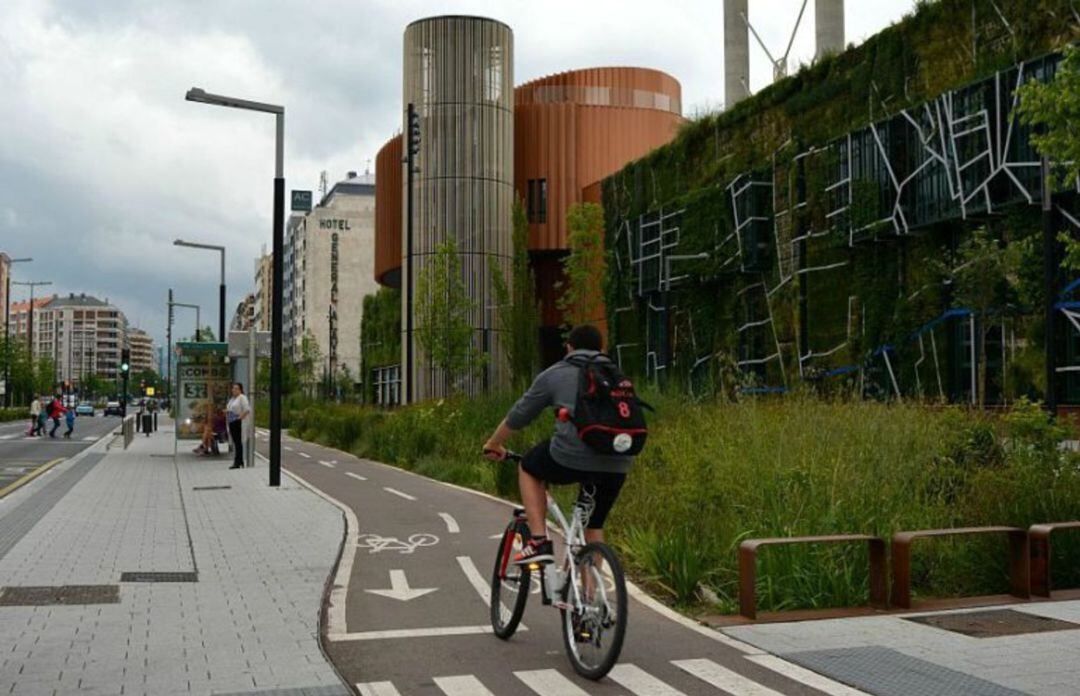 Ciclista circulando por un bidegorri en una ciudad de Euskadi. 