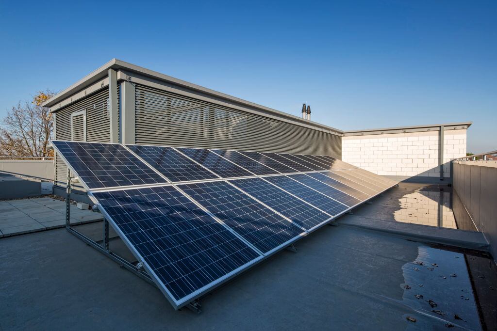 Un edificio con placas solares.