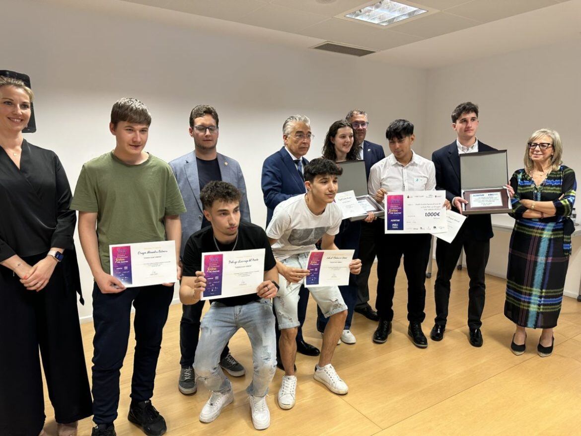 Foto final de la entrega de premios de Iniciativa Empresarial Joven 2025