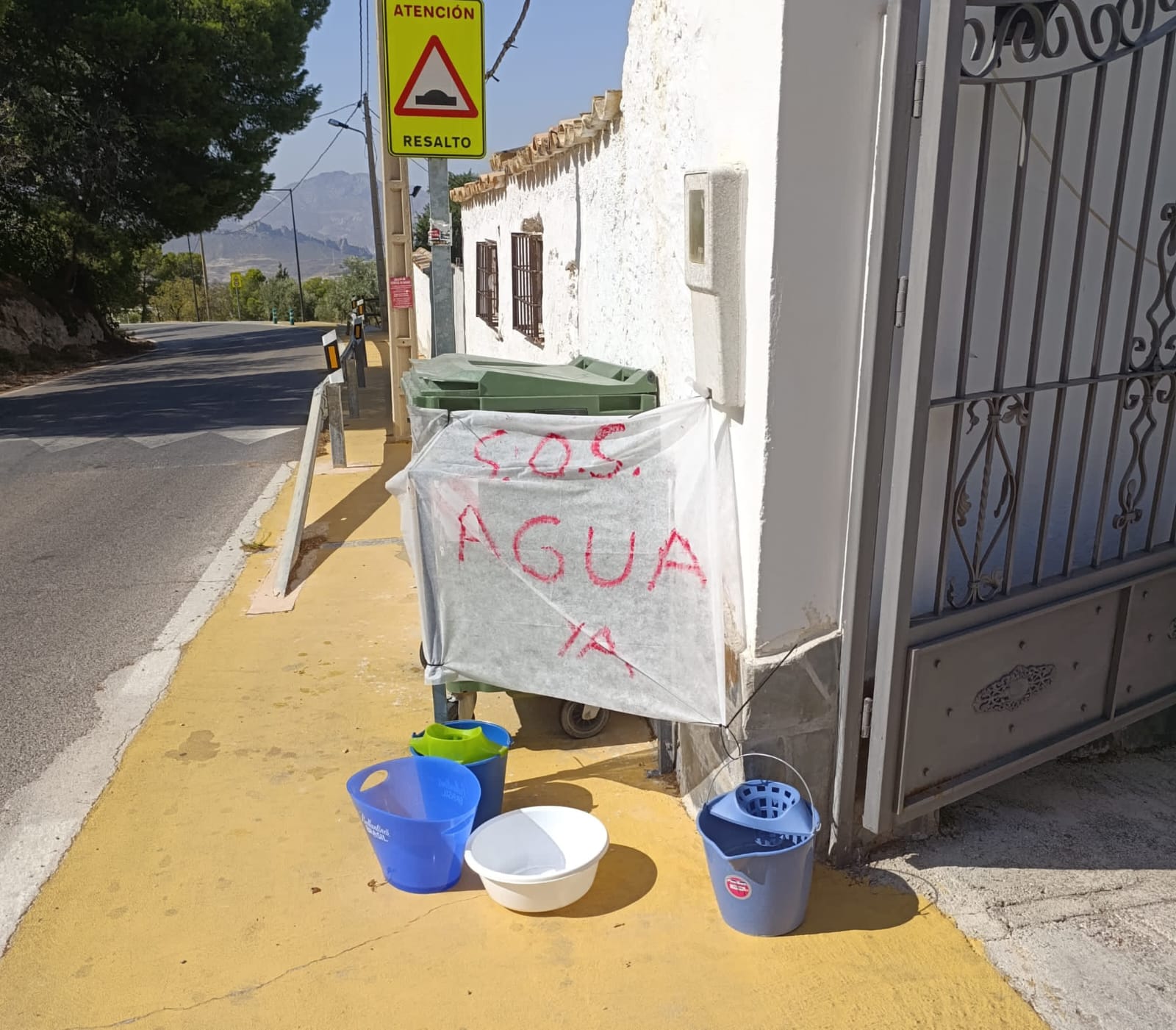 Pancarta en la puerta de una vivienda en Los Rosales, aldea de Quesada.
