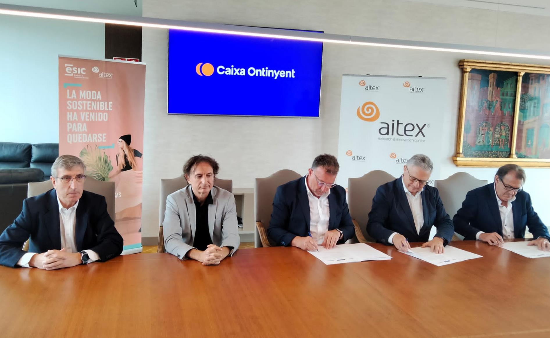 El momento de la firma del convenio entre ESIC, Aitex i Caixa Ontinyent en la sede de la entidad financiera.