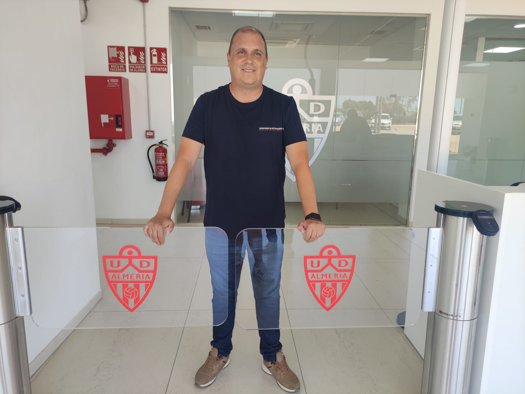 Alberto Lasarte en la recepción del club del Almería en el Estadio de los Juegos Mediterráneos.