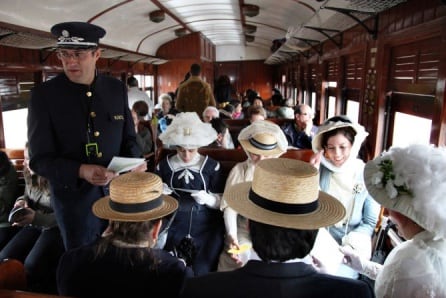 Pasajeros vestidos de la época en el Tren de la Fresa.