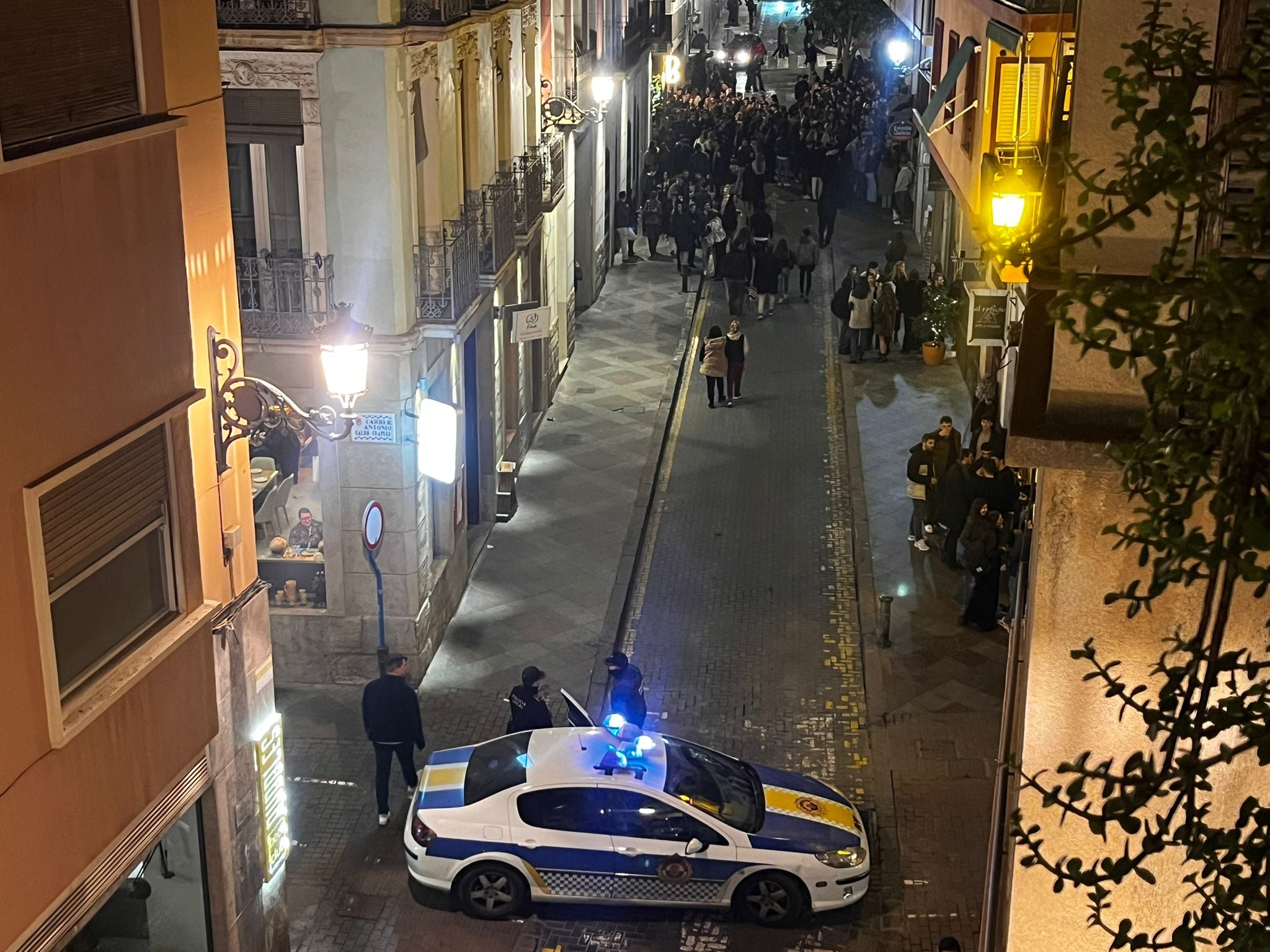 La Policía Local tuvo que cortar el tráfico ante la aglomeración de personas concentradas en el entorno de la plaza Doctor Balmis