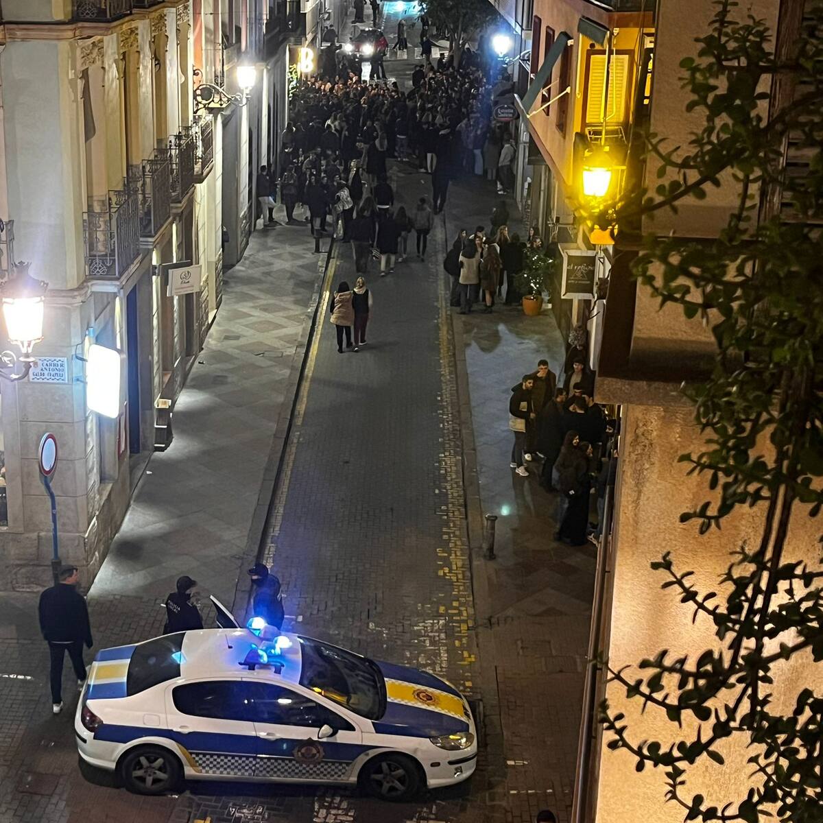 El Ayuntamiento incrementará la presencia policial en el entorno de Doctor Balmis para evitar nuevas aglomeraciones