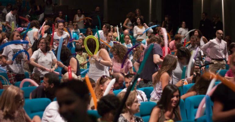 Foto del público de la 8ª Gala de Magia con el Sahara en Alcobendas