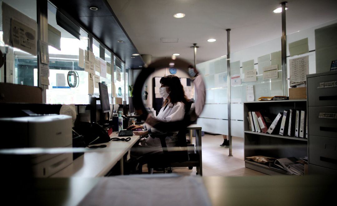 Una sanitaria del Centro de Salud García Noblejas (Madrid) durante su jornada laboral en en la pandemia del coronavirus.