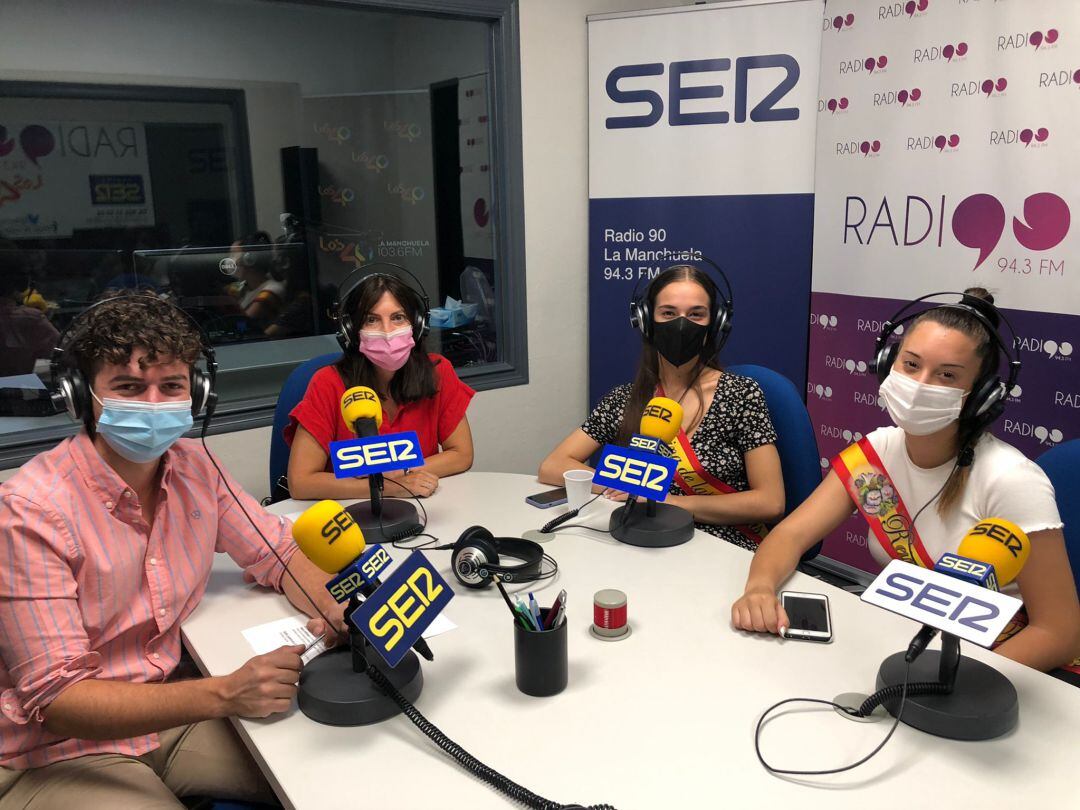 José Luis Escobar, concejal, Mercedes Herreras, alcaldesa, Adriana Bueno, reina 2020 y Tania Lerma, reina 2021