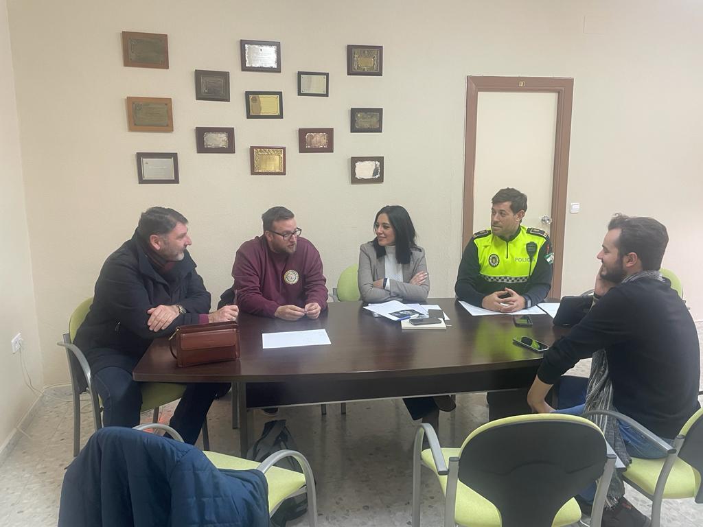 La concejala de Festejos, Susana Ferrer, se reúne con las agrupaciones del Carnaval de Linares.