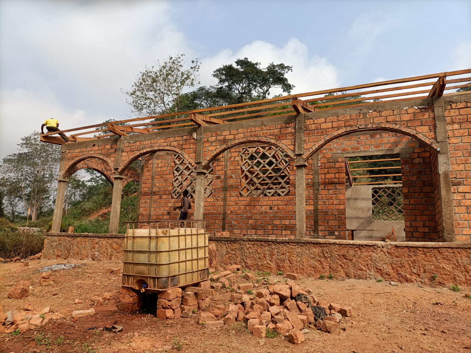 Imagen de la construcción de la Iglesia de la Esperanza que la Hermandad de la Macarena está financiando en la República Centroafricana