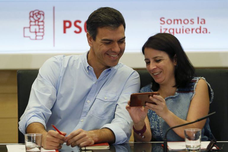 El secretario general del PSOE, Pedro Sánchez, conversa con la vicesecretaria general del partido, Adriana Lastra