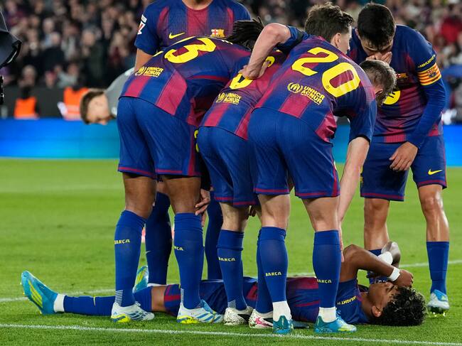 BARCELONA, 22/04/2026.- El delantero del FC Barcelona Lamine Yamal se lesiona durante el partido de la jornada 33 de LaLiga que FC Barcelona y Celta de Vigo disputan hoy miércoles en el Camp Nou. EFE/Enric Fontcuberta