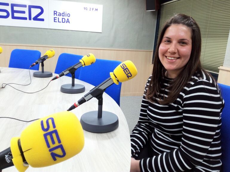 Raquel Puche integrante del grupo de danzas "La Faltriquera" en Radio Elda