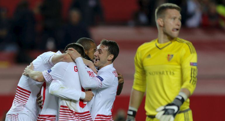 Los futbolistas del Sevilla celebhran el pase